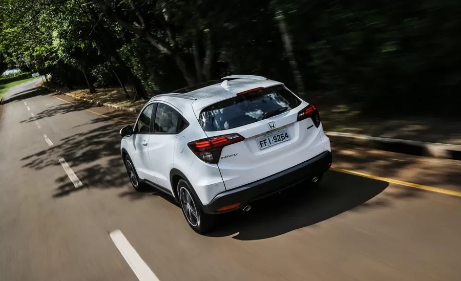 O Honda HR-V 2020 oferece tecnologia com central multimídia, câmera de ré e sensores de estacionamento, além de segurança com controles de estabilidade e tração e airbags frontais e laterais.