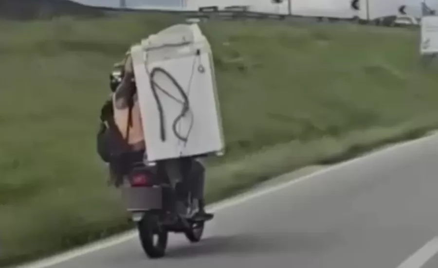 Uma motocicleta foi flagrada transportando uma máquina de lavar roupas na garupa, na BR-101, em São José, Santa Catarina. A situação gerou repercussão entre motoristas e internautas.