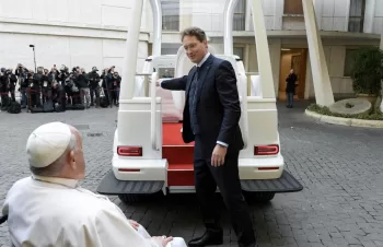 Papa Francisco adota novo papamóvel elétrico desenvolvido pela Mercedes-Benz