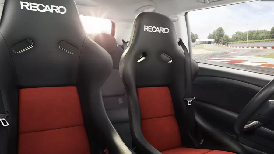 A fabricante Recaro, conhecida pelos bancos automotivos, foi adquirida pela italiana Proma Group após enfrentar dificuldades financeiras e solicitar falência em 2024.