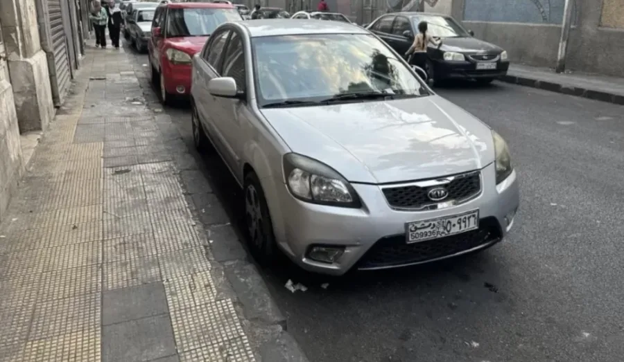 O Kia Rio, fracasso no Brasil, é amplamente usado na Síria. Sua durabilidade, custo de manutenção baixo e peças acessíveis tornam o modelo viável em um cenário de conflito - Reprodução / Redes Sociais