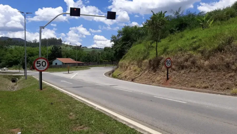 Cinco novos radares foram ativados na BR-459 para educar motoristas sobre limites de velocidade. A medida visa conscientizar e aumentar a segurança viária em trechos movimentados - Foto: EPR Sul de Minas