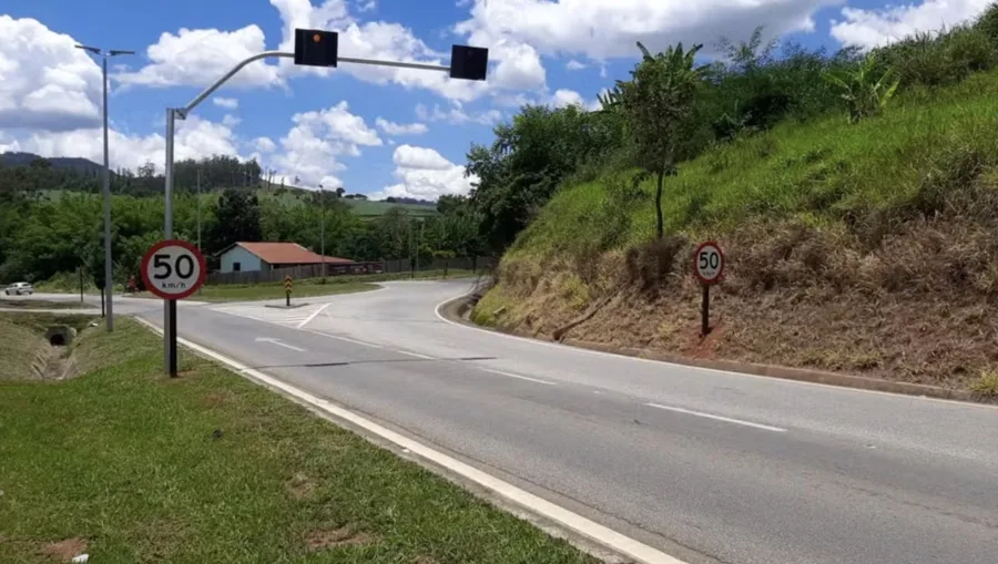 Os radares da BR-459 começaram a multar na terça-feira, 24 de dezembro. Após uma semana em modo educativo, agora autuam motoristas que excedem os limites de velocidade nos trechos sinalizados.