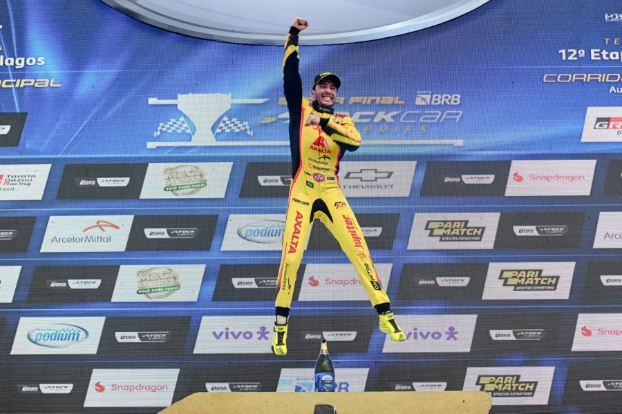 Gabriel Casagrande garantiu o tricampeonato da Stock Car Pro Series ao terminar em terceiro na Super Final BRB em São Paulo. O piloto consolidou sua posição como o mais jovem a alcançar o feito - Foto: Duda Bairros/Stock Car