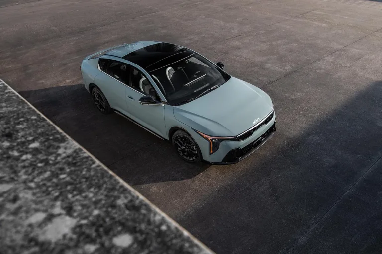 Kia K4 será lançado no Brasil em 2025 para substituir o Cerato; sedan vai concorrer com Toyota Corolla e Honda Civic