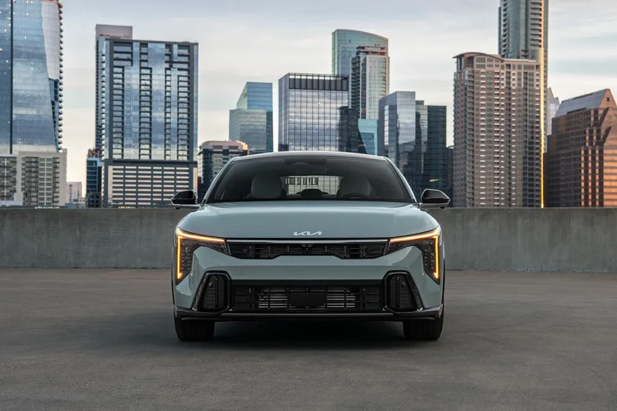 O Kia K4 chega ao Brasil em 2025, importado do México, para substituir o Cerato. O sedã médio será uma alternativa no segmento, competindo com modelos como Toyota Corolla e Honda Civic.