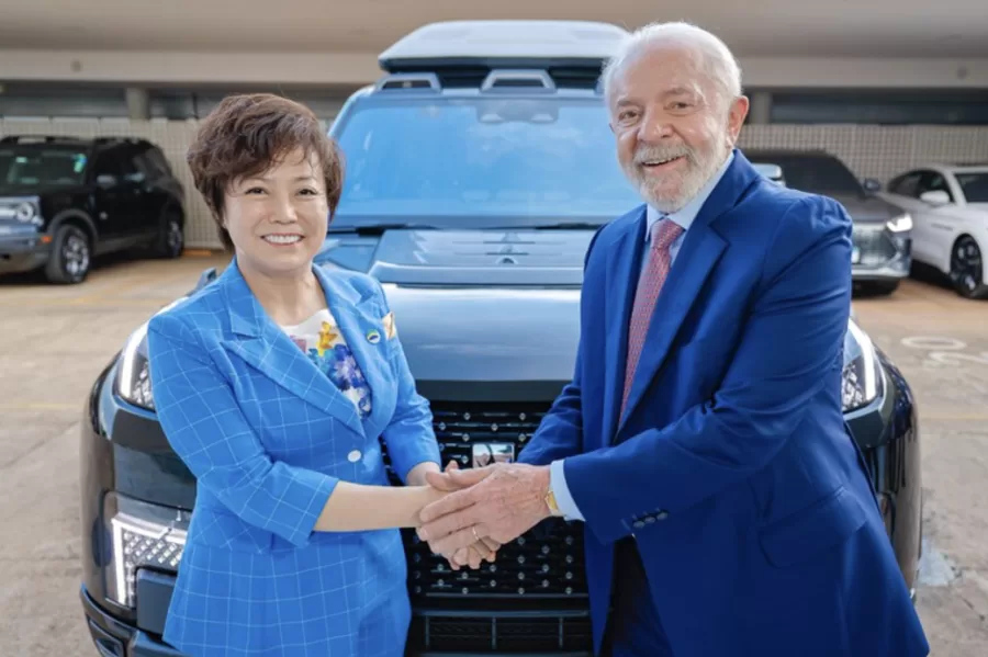 Durante a reunião com o presidente, Stella Li anunciou que a BYD está estabelecendo um amplo centro de pesquisa tecnológica na Bahia - Foto: Ricardo Stuckert/Secom-PR.