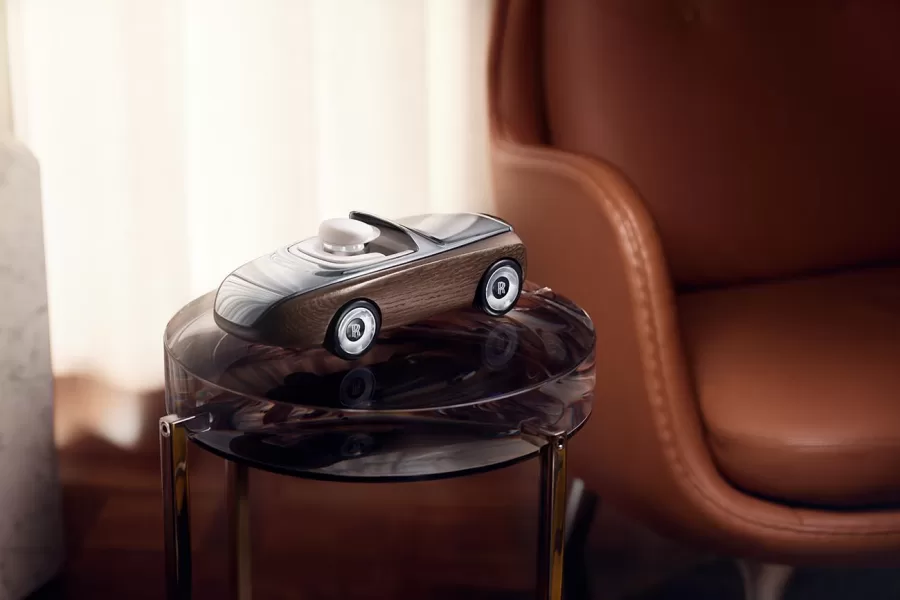 A Rolls-Royce lançou a miniatura Cameo, uma homenagem aos clássicos da marca. Feita com carvalho sólido e alumínio, oferece design sofisticado e detalhes precisos, destacando a herança automotiva.