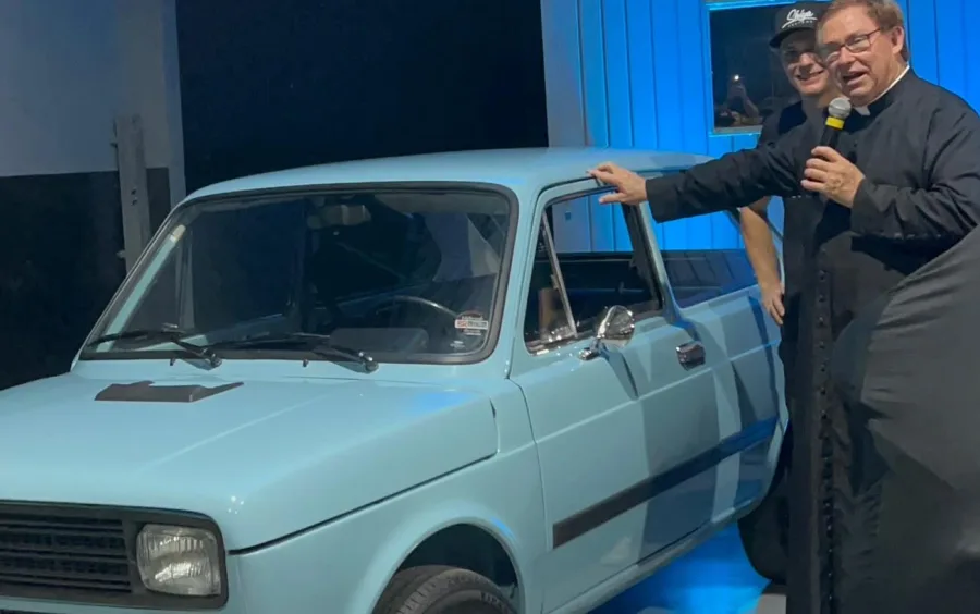 Padre recebe Fiat 147 restaurado idêntico ao carro da infância