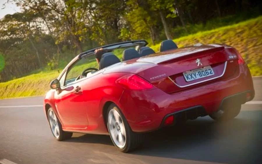 Projetado para proporcionar conforto máximo, o interior do 308 CC acomoda até quatro ocupantes.