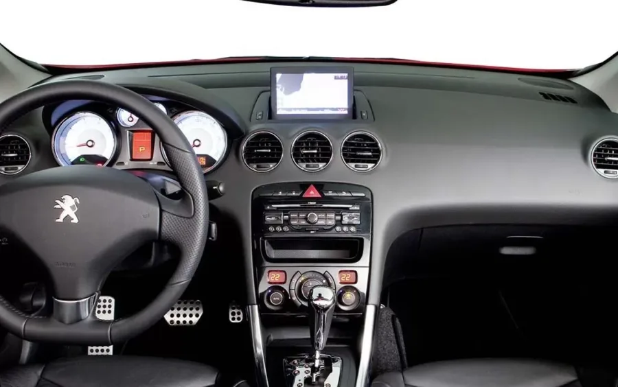 O Peugeot 308 CC 2012 oferece um ótimo equilíbrio entre desempenho, conforto e estilo.