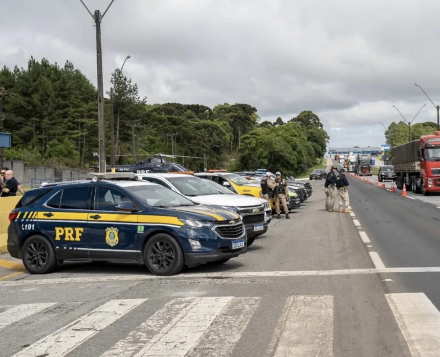 A Operação Rodovida 2024/2025 foi lançada pela PRF com foco em reduzir acidentes e mortes nas rodovias federais, intensificando fiscalização e conscientização até março de 2025.