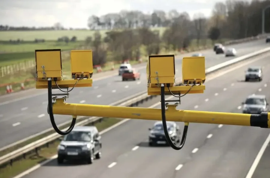 Novos radares doppler estão sendo instalados em rodovias brasileiras para calcular a velocidade média entre dois pontos e identificar motoristas que aceleram após a fiscalização.