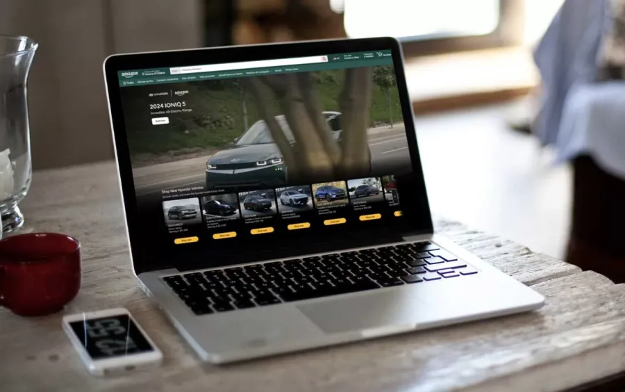 A Amazon expandiu suas operações nos EUA com o lançamento do Amazon Autos, oferecendo a compra online de carros Hyundai, com retirada em concessionárias e suporte para financiamento.
