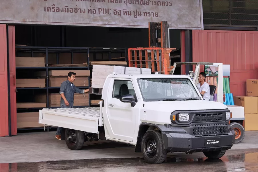 A Hilux Stout é uma picape projetada para trabalho, com design simplificado e acessível. Produzida na Tailândia, foi lançada no Peru e pode ser exportada para outros mercados da América do Sul.