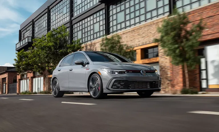 Golf GTI, atualização do Onix, Porsche 911 Híbrido, Yaris Cross e mais lançamentos aguardados para o Brasil em 2025