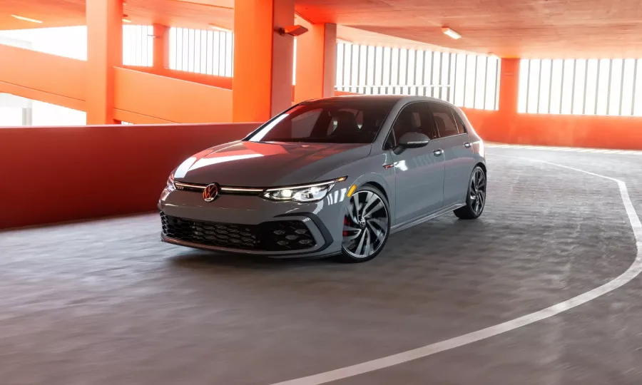 Entre os equipamentos, o GTI traz ar-condicionado de três zonas, teto solar panorâmico e bancos aquecidos e ventilados.