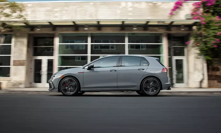 No mercado, o GTI concorre com rivais como Honda Civic Type R e Toyota GR Corolla, mas aposta em tradição e sofisticação.