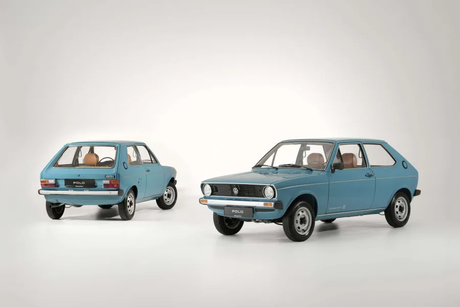 Primeira geração (1975-1981): Polo estreia como compacto acessível, baseado no Audi 50, com design funcional e praticidade, inaugurando um novo segmento para a Volkswagen.