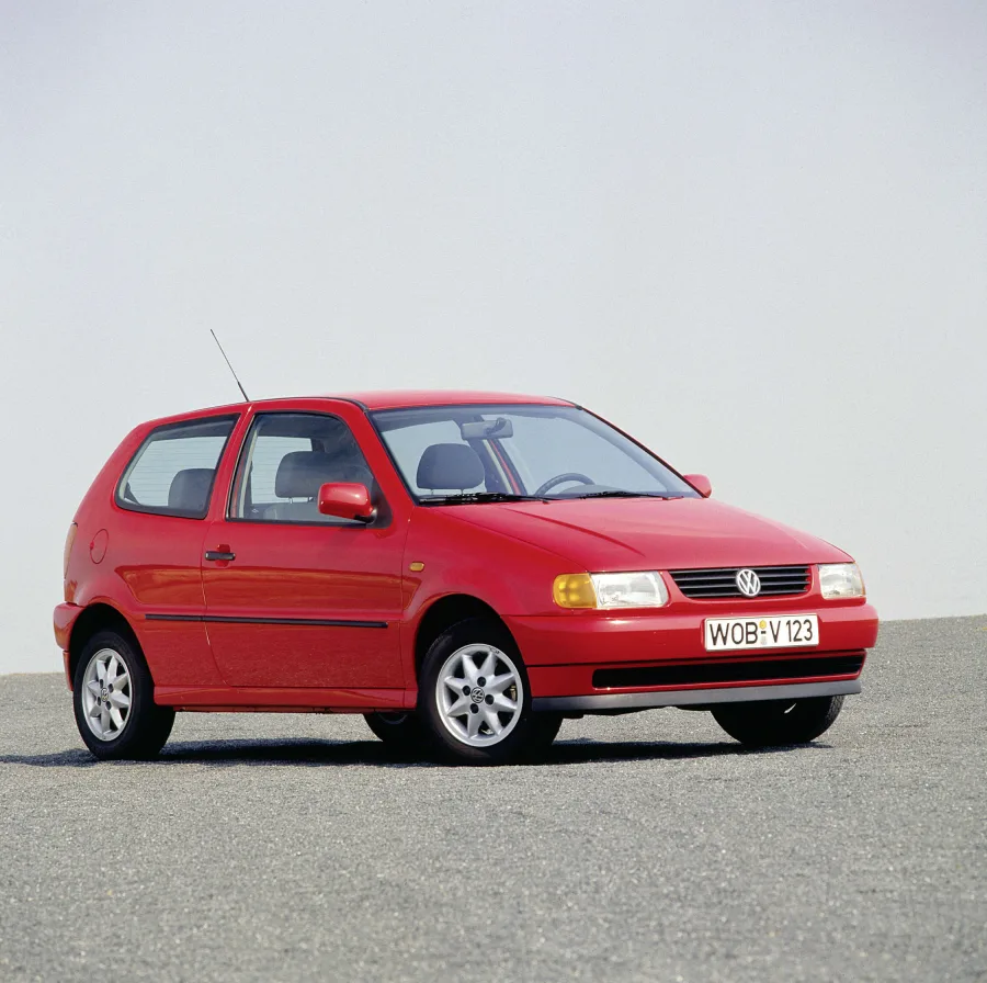 Terceira geração (1994-2002): Polo inova com airbags e design atualizado, destacando-se por segurança e maior variedade de motores, consolidando-se como referência no segmento compacto.