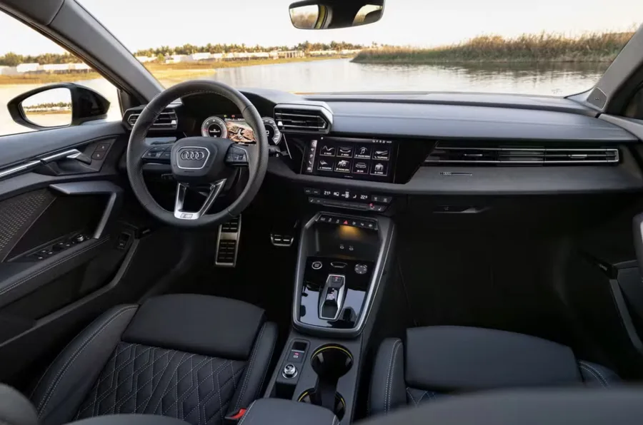 O Audi A3 Sedan 2025 traz interior atualizado com central multimídia reposicionada, saídas de ar maiores e transmissão joystick, priorizando tecnologia e praticidade.