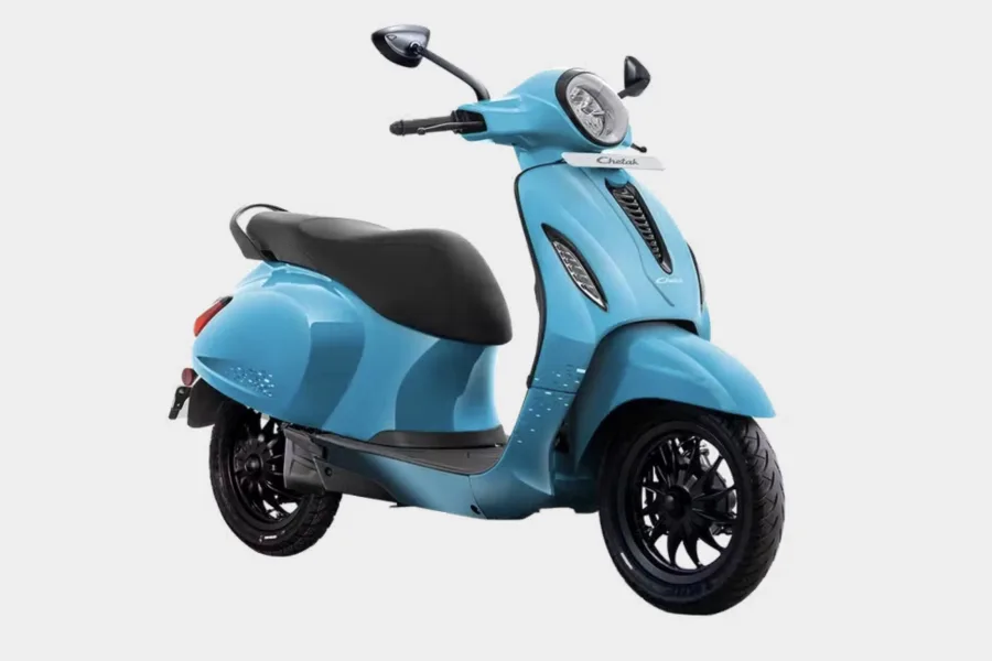 Bajaj Chetak: Scooter elétrica com autonomia de 95 km, projetada para trechos urbanos. Chega no 2º semestre de 2025.