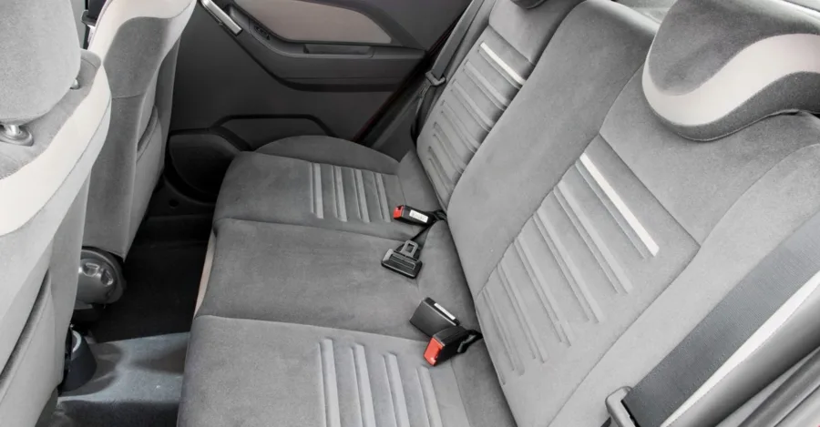 Comporta 5 ocupantes, porta-malas de 327 litros e carga útil de 379 kg, ideal para famílias pequenas que precisam de praticidade.