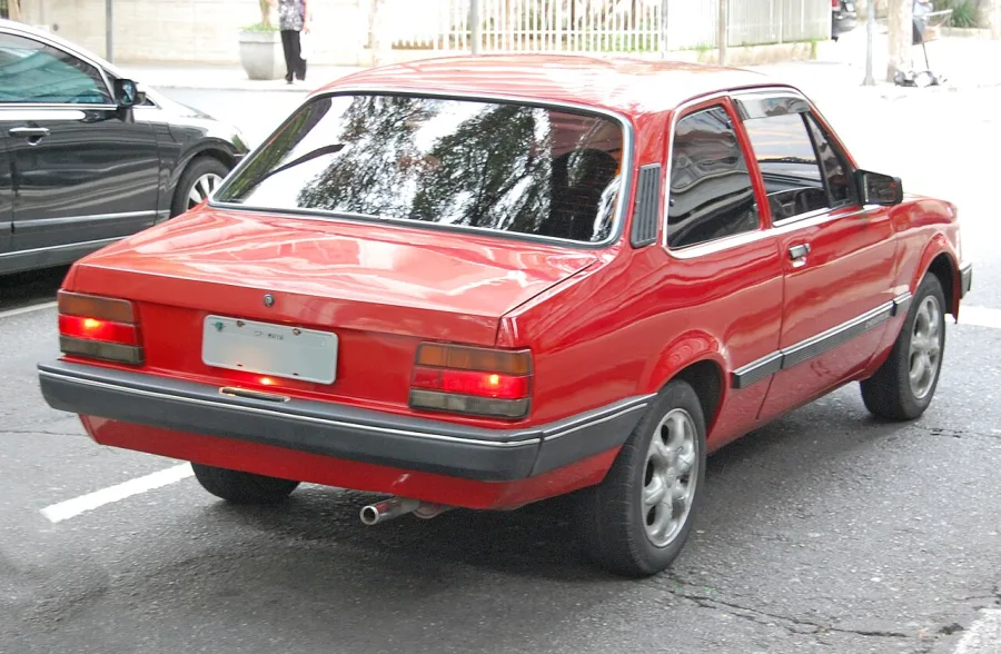 O Chevrolet Chevette teve cinco unidades emplacadas em 2024. Fora de linha há anos, foi classificado como veículo de entrada, ao lado de modelos como Fiat Mobi e Renault Kwid - Foto: Mr.choppers / Wikimedia