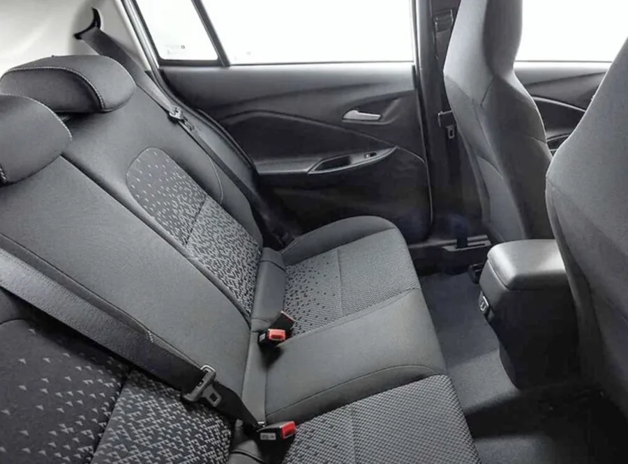 Interior espaçoso para 5 ocupantes, conforto garantido com ajustes no volante e ar-condicionado. Equipado com airbags e controle de tração.