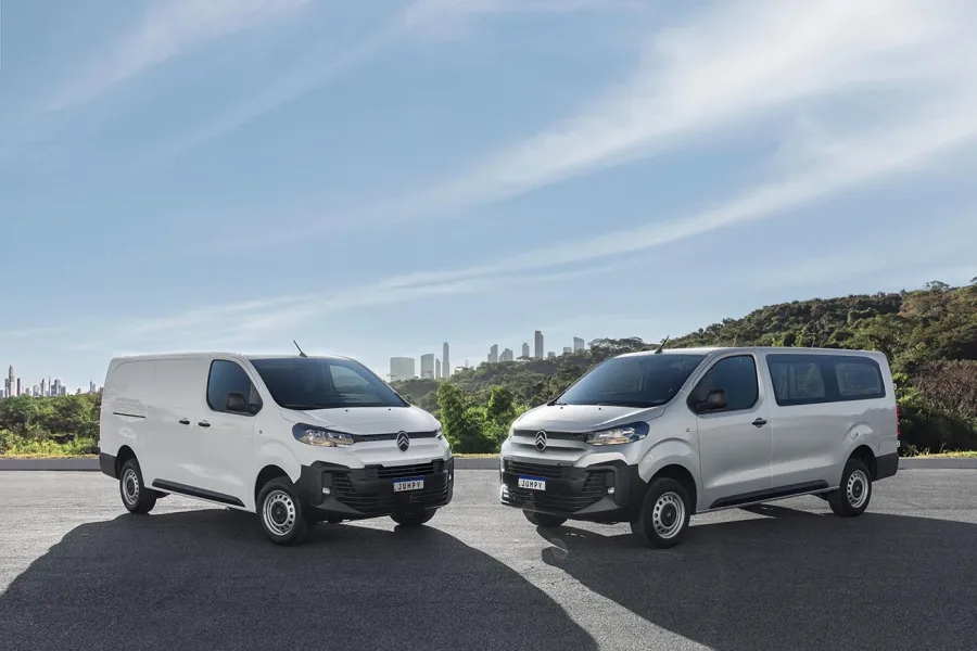 O Citroën Jumpy 2025 apresenta um motor 2.2 Turbodiesel com 150 cv e 37,7 kgfm de torque, oferecendo mais potência e eficiência, além de reduzir os custos operacionais em até 15%.