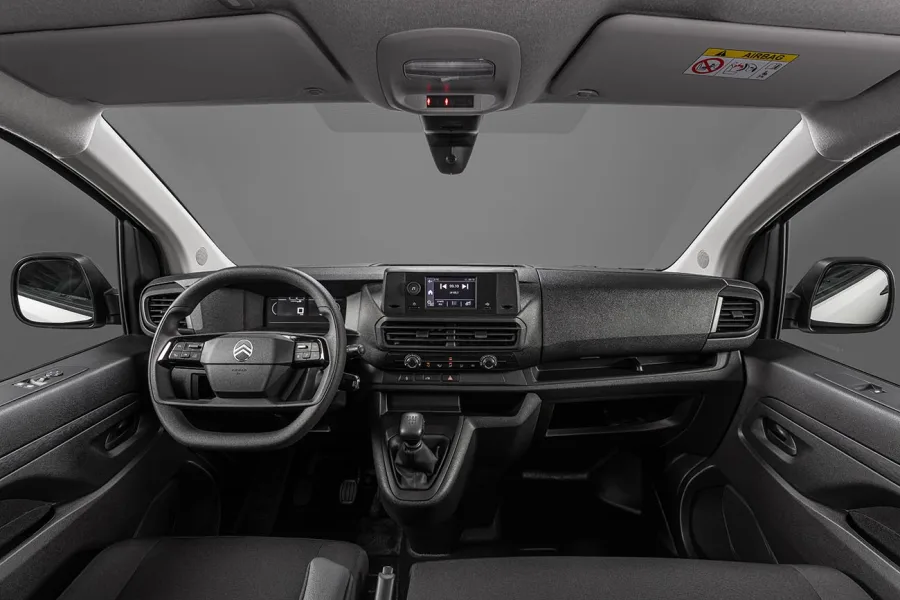 O interior do Citroën Jumpy 2025 oferece conforto e praticidade, com amplo espaço, design funcional, acabamento robusto e comandos ergonômicos, garantindo uma experiência ideal para trabalho ou viagens.