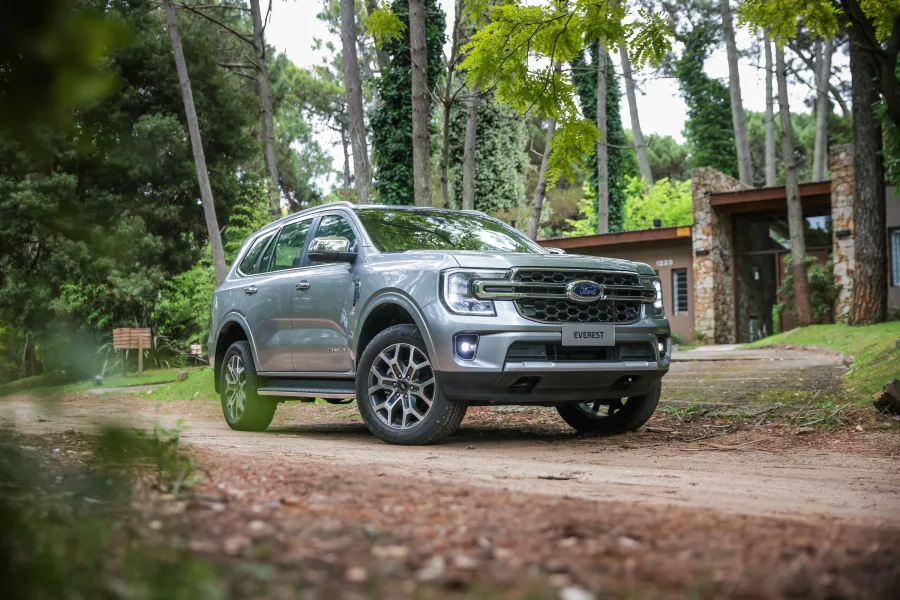 Com motor 2.3 turbo a gasolina, o Ford Everest entrega 300 cv, 45,4 kgfm de torque e aceleração de 0 a 100 km/h em 8,6 segundos, destacando-se no segmento que adota motorização a diesel.