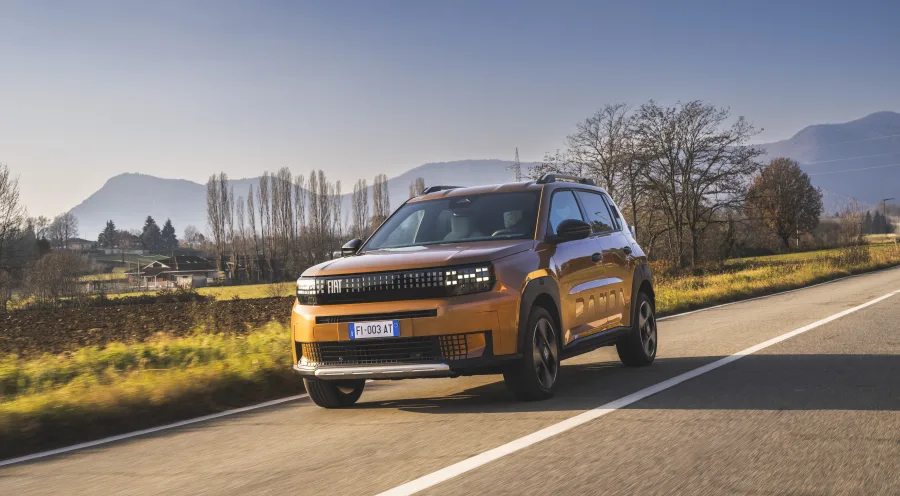 O Fiat Grande Panda é um lançamento na Europa, trazendo versões elétrica e híbrida. Com design inspirado no Panda de 1980, o modelo aposta em mobilidade acessível e tecnologias modernas.