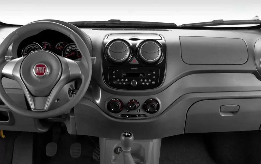 Conforto e tecnologia são simples, com ar-condicionado, direção hidráulica, vidros elétricos e rádio com Bluetooth. A segurança básica inclui airbags frontais e freios ABS.