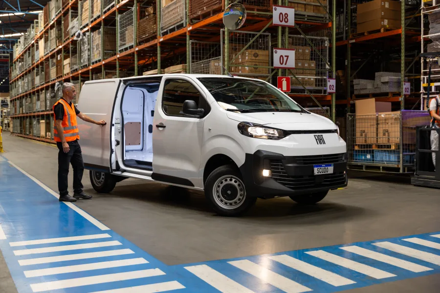 O Fiat Scudo Cargo é voltado exclusivamente para o transporte de mercadorias, oferecendo grande capacidade de carga e um espaço interno otimizado para operações comerciais diversas.