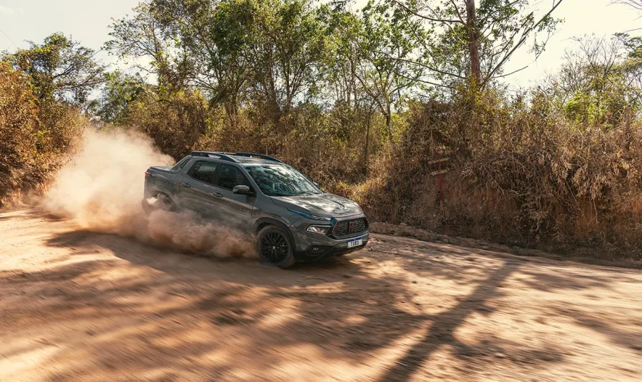 A Fiat Toro Ultra retorna em 2025 deixando de lado o motor diesel, a tração 4x4 e o câmbio de nove marchas, apostando agora no motor 1.3 Turbo Flex T270 com tração dianteira.