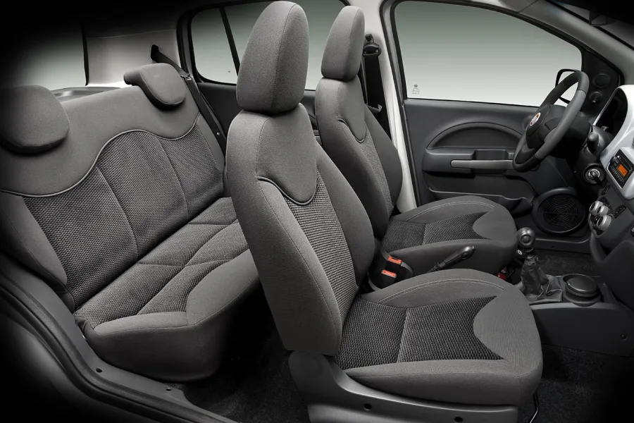 Interior acomoda 5 pessoas, porta-malas de 280 litros e carga útil de 400 kg. Conforto básico, ideal para trajetos diários e pequenas viagens.