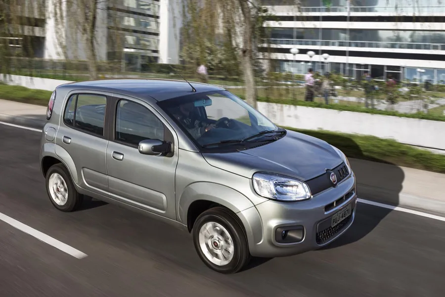 O Fiat Uno Attractive 1.0 2015 é uma opção acessível para quem busca economia e praticidade. Ideal para trajetos urbanos, oferece baixo custo de manutenção e bom consumo de combustível.