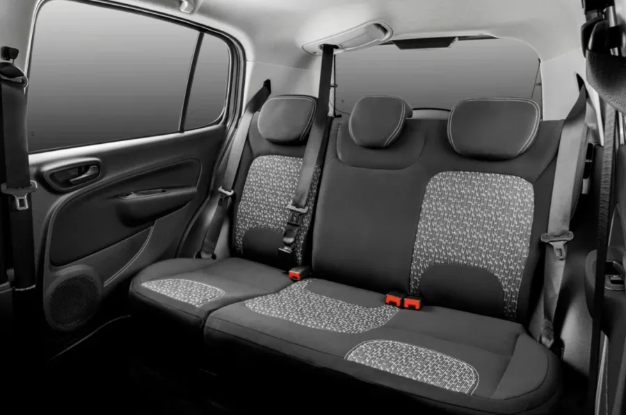 Interior compacto com espaço para 5 ocupantes. Oferece direção elétrica, ar-condicionado e itens de segurança como airbags e freios ABS.