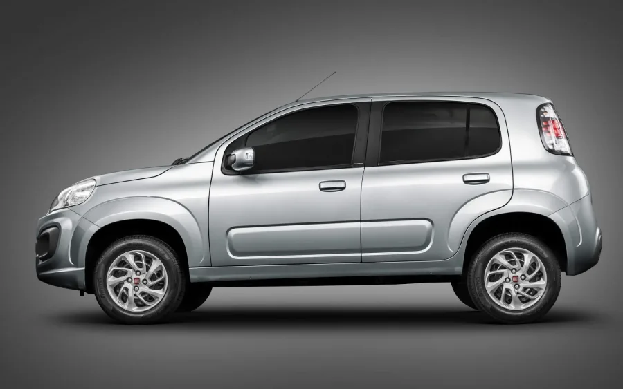 Apesar das qualidades, o Fiat Uno Drive 1.0 2018 tem limitações. O espaço interno é restrito, sendo mais confortável para até quatro pessoas. O acabamento simples é outro fator a considerar.