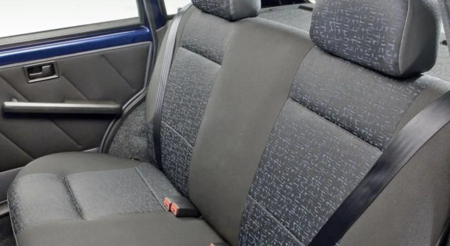 Interior simples, acomoda 5 pessoas. Porta-malas de 290 litros, carga útil de 420 kg. Ideal para uso urbano e pequenas viagens.