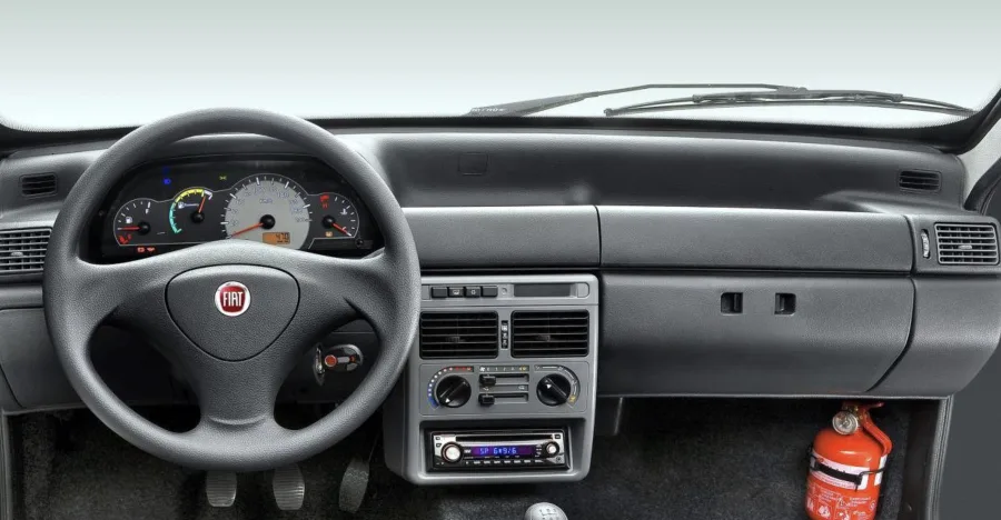 O interior é simples e funcional, com espaço adequado para quatro adultos e um porta-malas que atende bem a pequenas viagens.