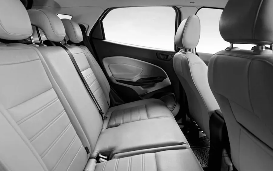 Interior acomoda 5 pessoas, bancos de couro, carga útil de 390 kg e porta-malas de 356 litros; confortável para famílias e viagens curtas.