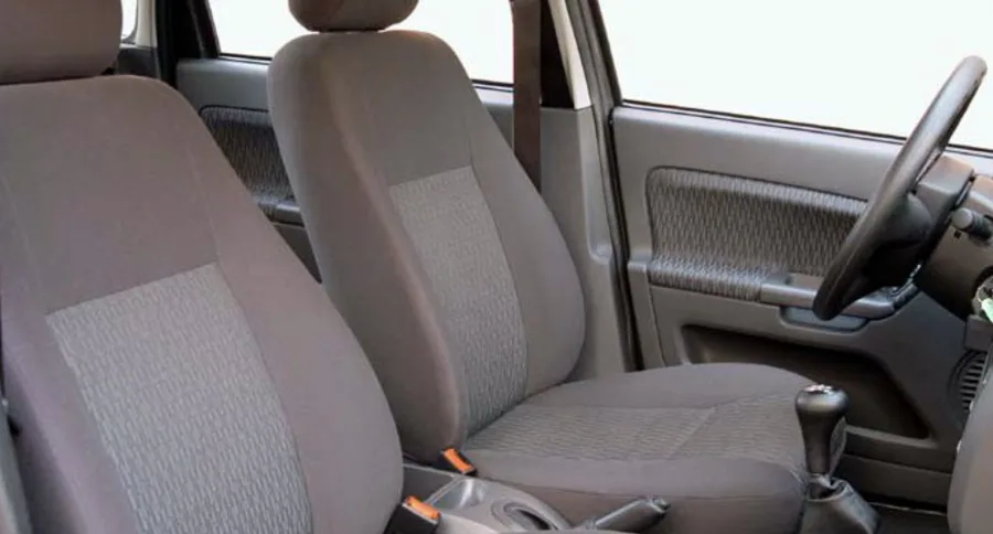 Interior para cinco ocupantes, com porta-malas de 478 litros e conforto suficiente para uso familiar ou profissional.