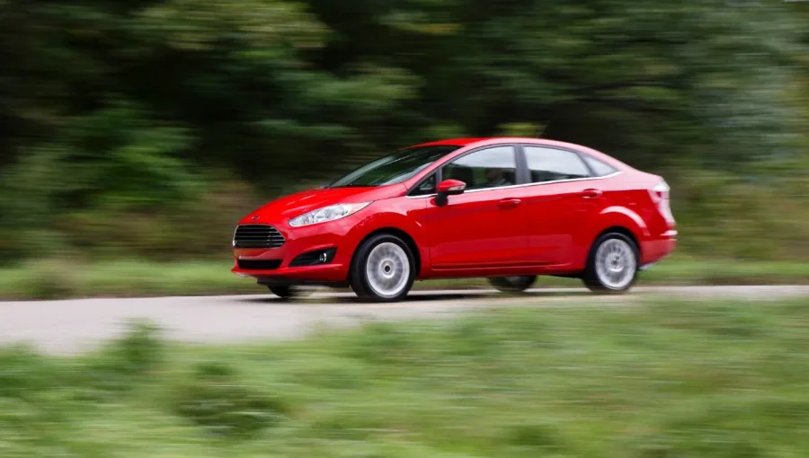 O Ford Fiesta Sedan apareceu com uma unidade registrada no relatório. Fora do mercado desde 2019, seu emplacamento reflete o interesse em veículos compactos.