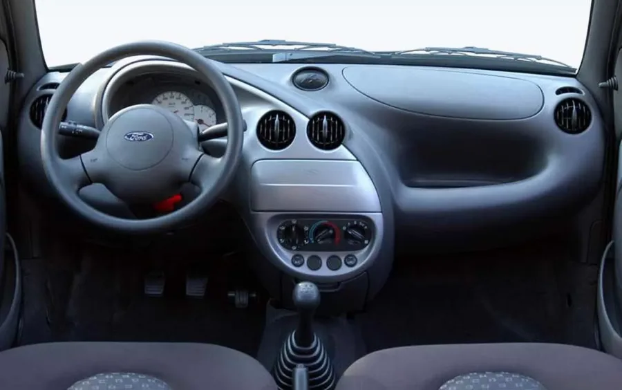 O espaço interno e o porta-malas do Ford Ka GL Image são limitados. Por isso, o modelo atende melhor a quem busca um carro compacto para uso individual ou em pequenos trajetos.