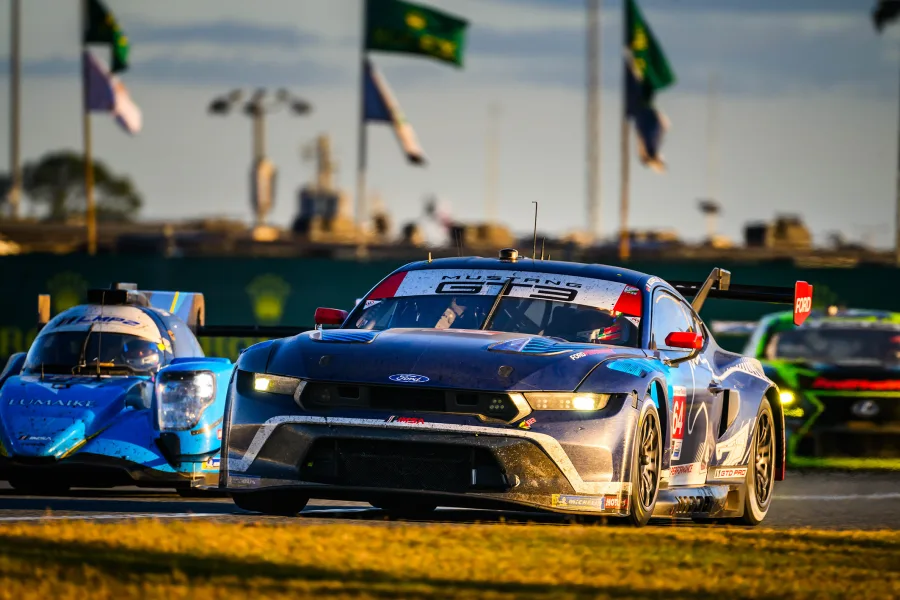 O circuito desafiador de Daytona, com curvas inclinadas e trechos técnicos, colocou à prova as equipes. A categoria GTD Pro teve intensa disputa, com dez carros se revezando na liderança.