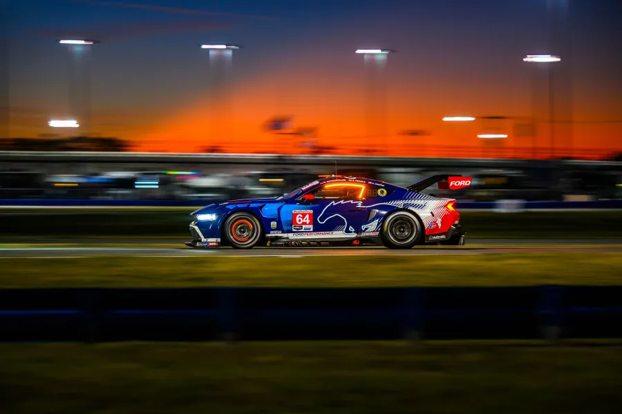 A rivalidade histórica entre Mustang e Corvette foi destaque em Daytona. As duas marcas americanas protagonizaram disputas emocionantes, reforçando a tradição do automobilismo nacional.