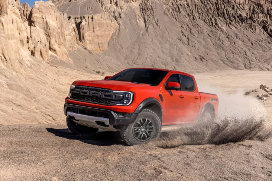 A Ranger Raptor foi lançada em 2019, trazendo o DNA da F-150 para uma picape menor. Em 2021, o Bronco Raptor surgiu como o primeiro SUV inspirado nas corridas Ultra4, ampliando a família.