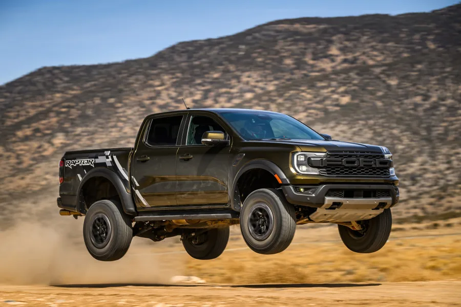 A linha Raptor continua evoluindo, incorporando novas tecnologias e aprimorando sua capacidade off-road. A eletrificação pode ser um dos próximos passos para ampliar seu desempenho e eficiência.